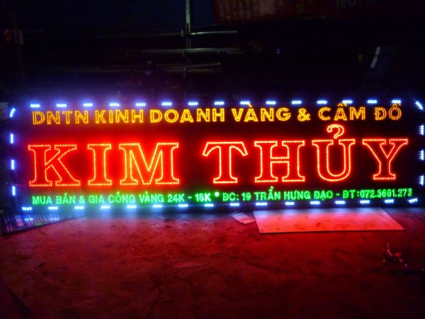 Bảng hiệu quảng cáo có tuổi thọ bao lâu